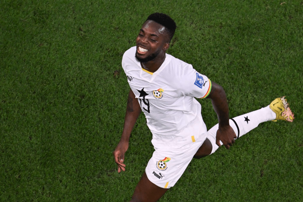 Gana milli takımında forma giyen futbolcunun coşkuyla koştuğu bir an.