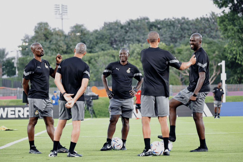Gana futbol takımının antrenmanında beş teknik adam bir arada sohbet ediyor.