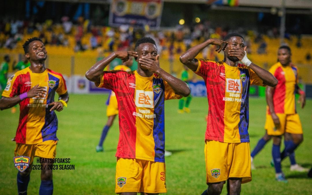 Bir futbol maçı sırasında, Hearts of Oak takımından üç oyuncu, gol sevinci yaşarken elleriyle ağızlarını kapatmışlar.